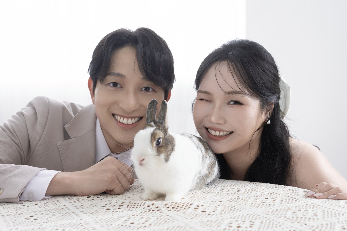 新人與兔子的合照